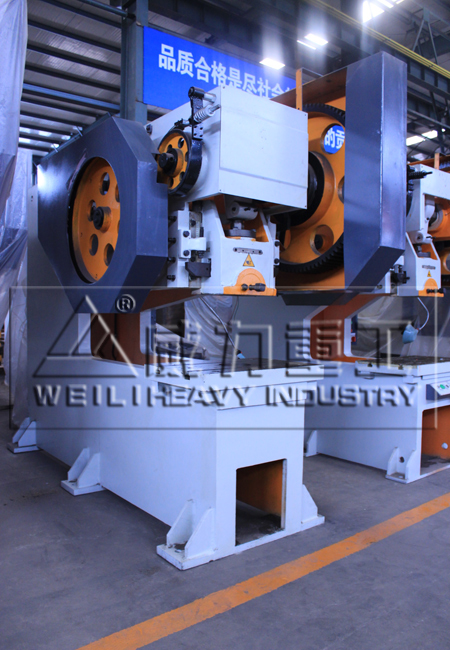 山東威力重工生產(chǎn)的國標(biāo)沖床(深喉式)