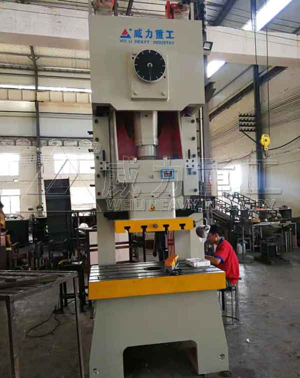 125噸氣動(dòng)沖床生產(chǎn)車間